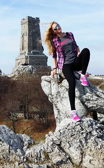 Мис България учи за контролни, не се \