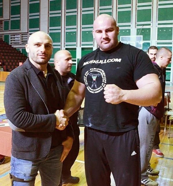 Шампиони вдигаха 240 кила от лег за Макарона