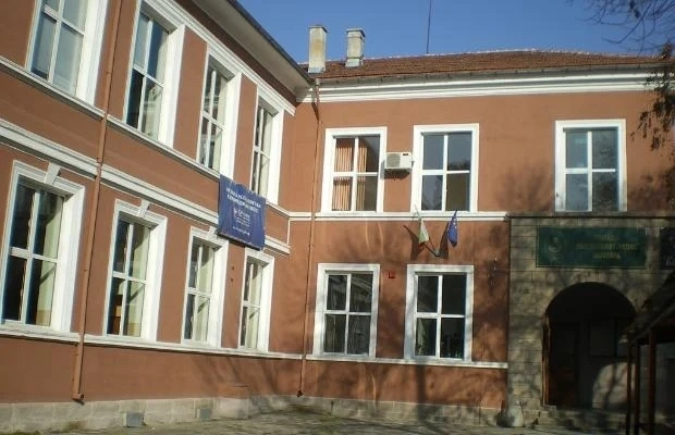 Пет дванайсетокласнички катастрофираха на път за училище