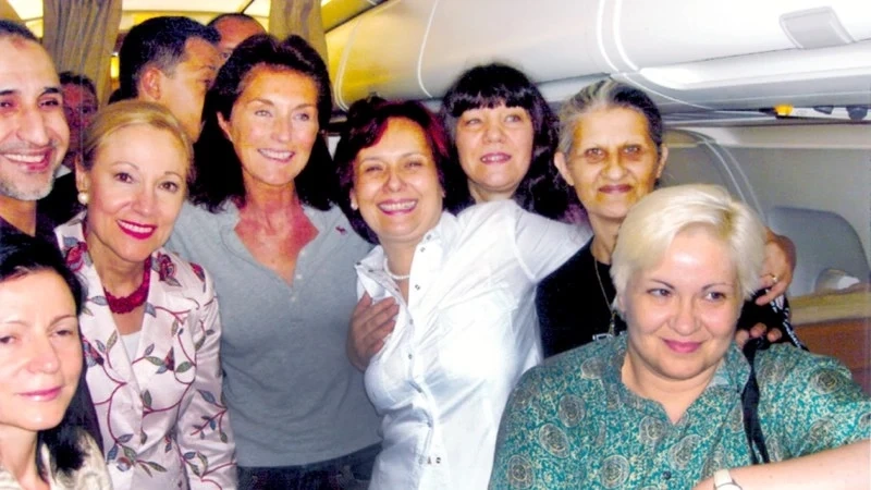 Бившата първа дама на Франция се среща с медицинските сестри