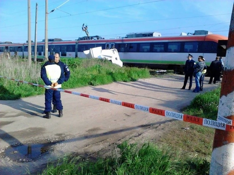 Пътнически влак блъсна камион и дерайлира