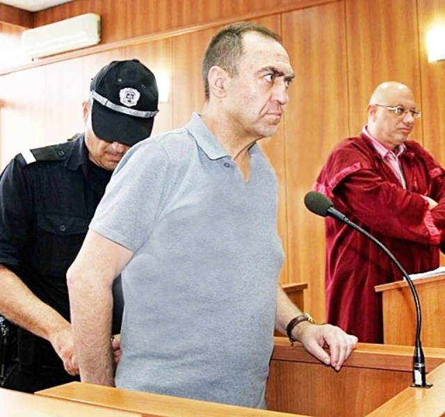 Евстатиев свалил 35 кг в ареста, остава пак там