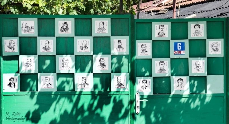 Учител окачи портрети на възрожденци на входната си врата