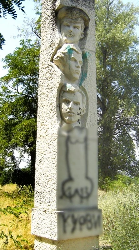 Поругаха паметника на ремсистите, не го чистят