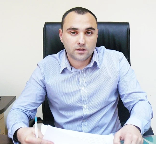 Приемат документи с удължено работно време