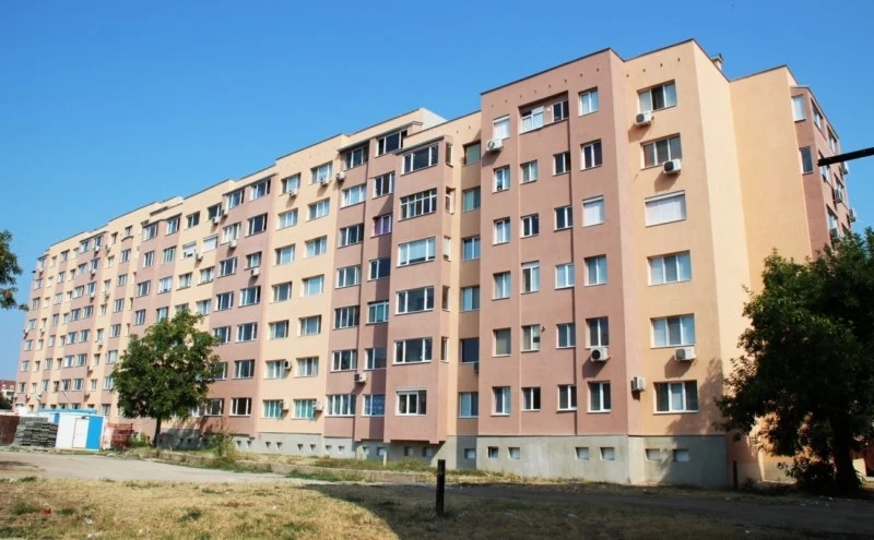 Почти всички са в еуфория от първия саниран блок