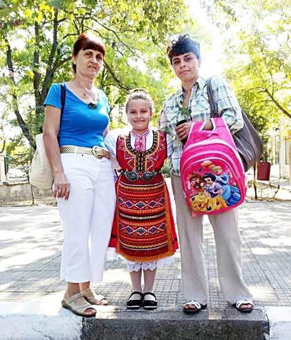 Първолаче дойде с носия за първия учебен ден