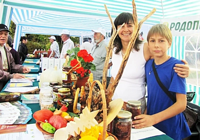 Здравословни храни, мед и розово масло в центъра на Пазарджик