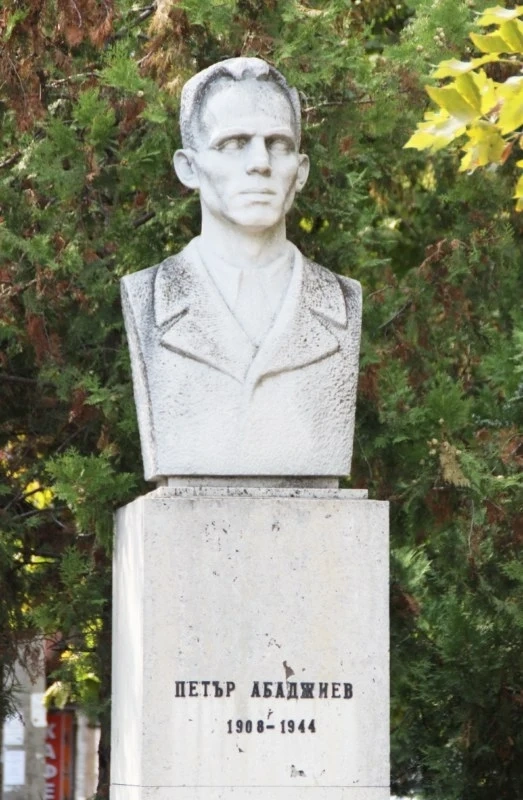 Пак искат да събарят паметника на Петър Абаджиев