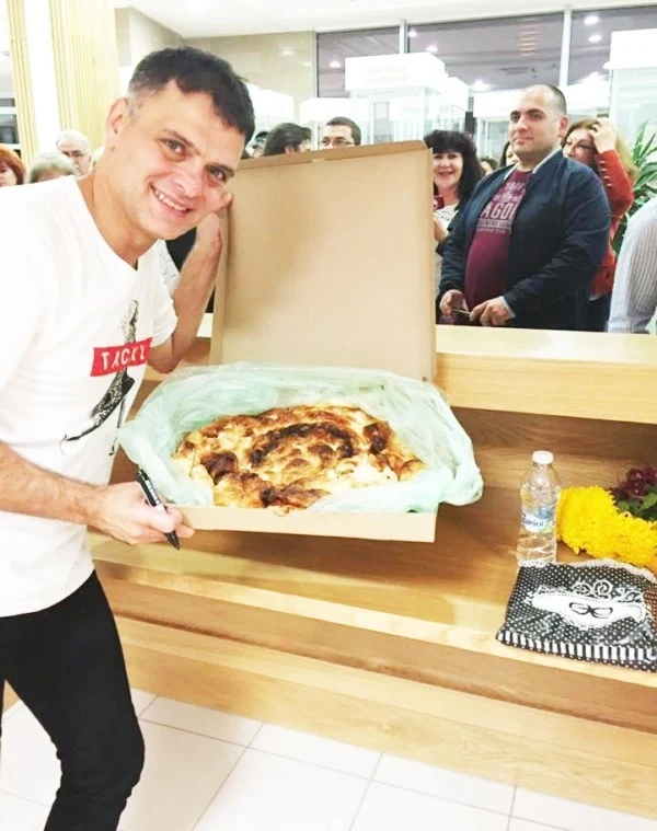 Аплодираха пазарджишка баница на концерта на Васко Василев