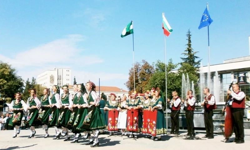 С фотосесия ансамбъл Пазарджик украси острова