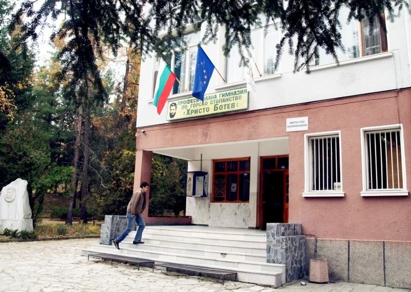 Кмет без диплом се записа в училище