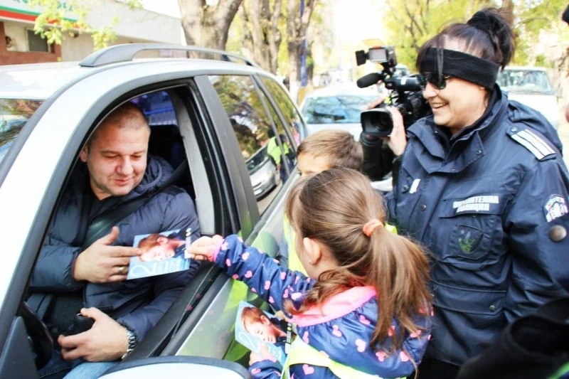 Деца спираха водачи