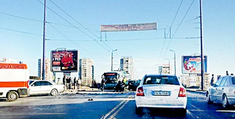 20 катастрофи в петък, две от тях верижни