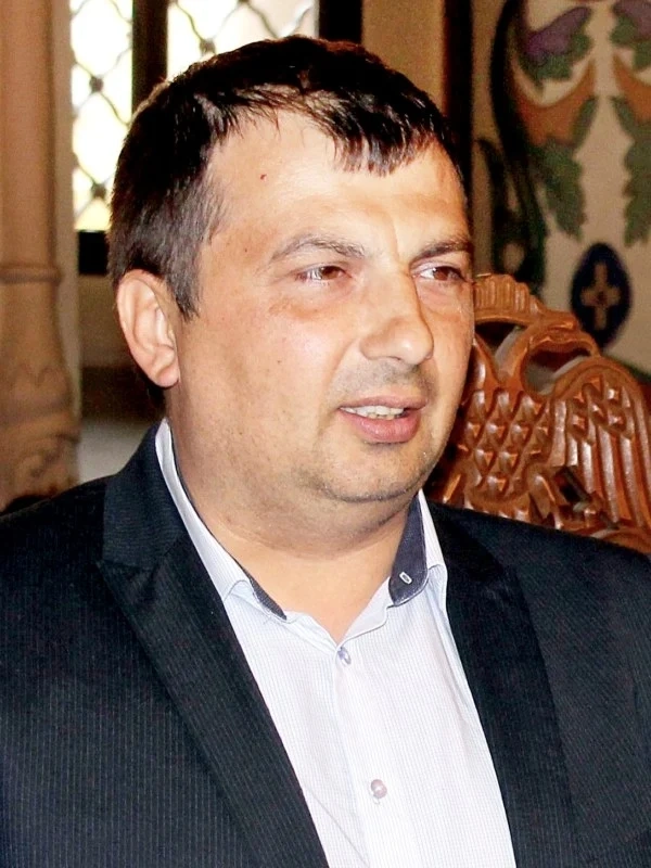 Кметът Рачев дава безвъзмездно багер и самосвали за Хитрино