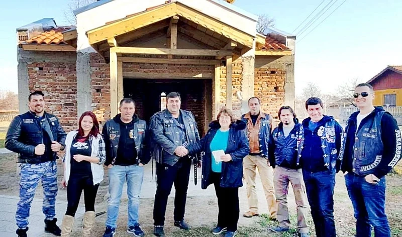 Рокерите предколедно помагат на село да си има църква