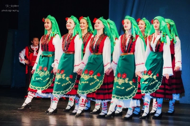 На юбилейния концерт на състава за народни танци “Чавдар”