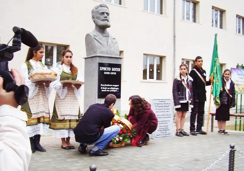 Училище се сдоби с паметник на Христо Ботев