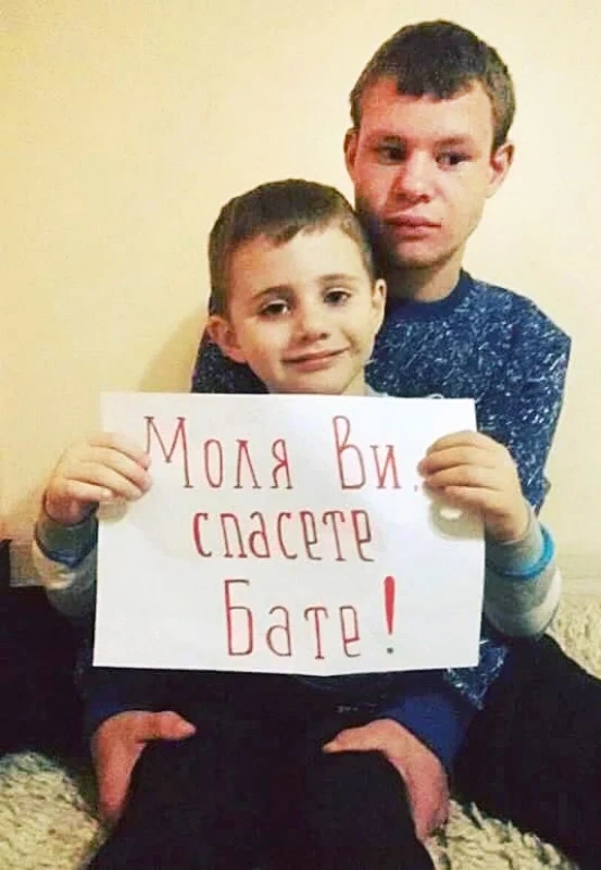 За Коледа двама братя не искат играчки, а по-големият да оздравее