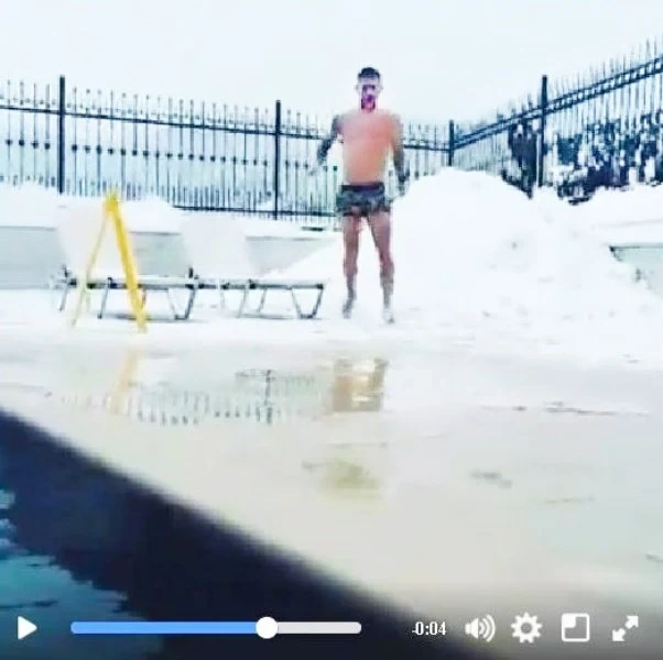 Дърво и камък се пука, Дечев моржува