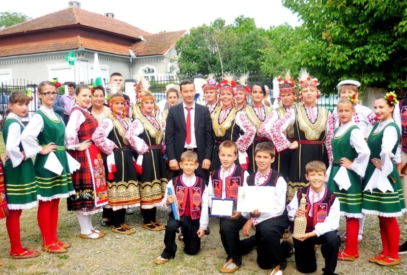 Танцьорите застанаха зад ръководителката си