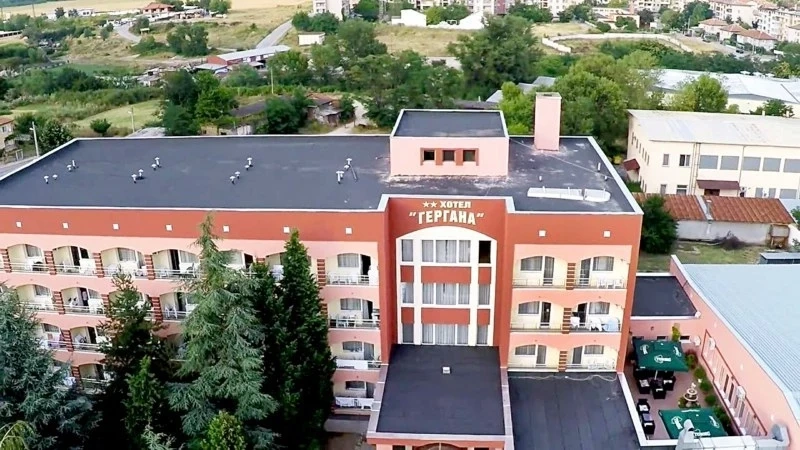Хебърци с вечерен час в 22,30