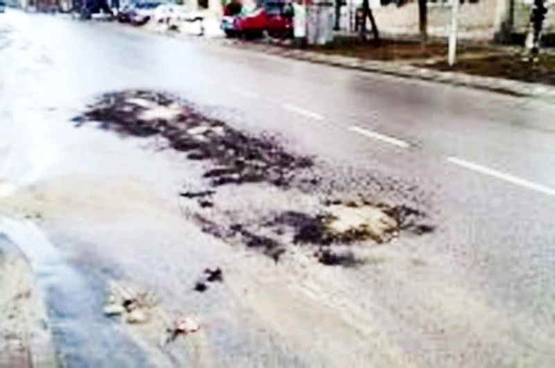 “Новият” водопровод може да е причина за дупките в центъра