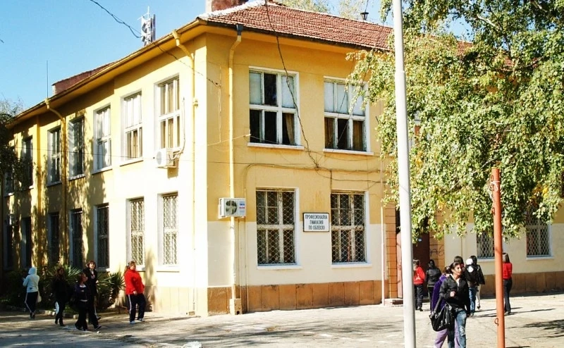 Заплахи с нож в двора на Текстила