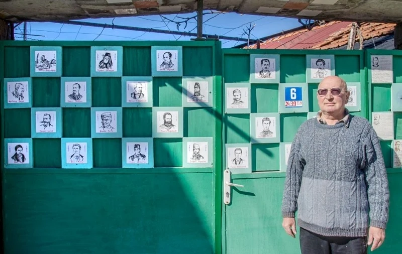 Възрожденци и революционери “гледат” от вратата на пенсиониран учител