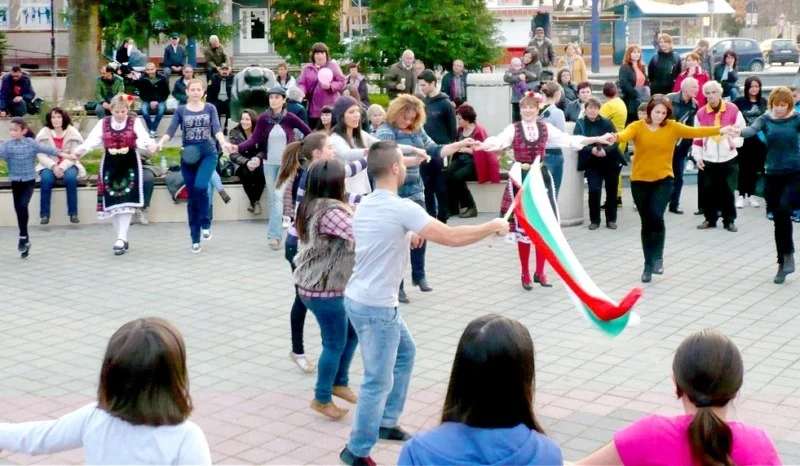 За 2 години само два пъти не е имало неделно хоро на Тортата