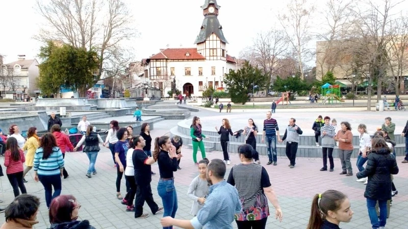 В неделя, разбира се, на Тортата“Хора за хората” празнува втората си годишнина