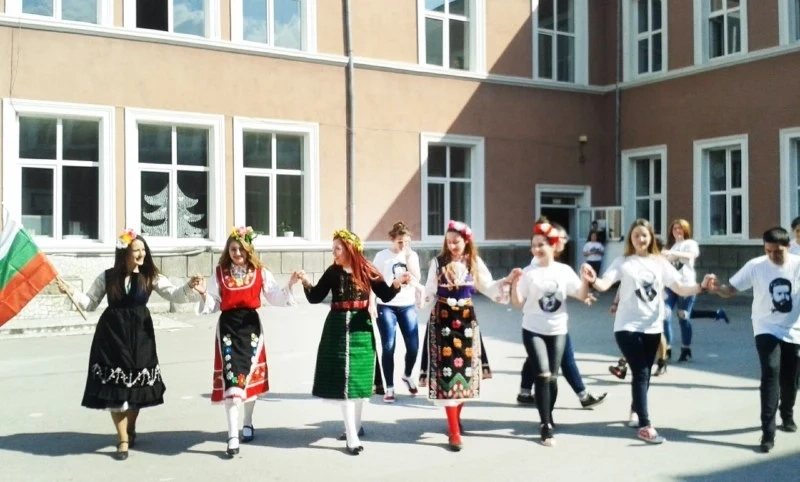 Българско хоро събира десетки игралци