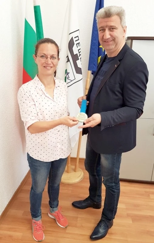 Бадминтонистка дари злато от Нова Зеландия на кмета