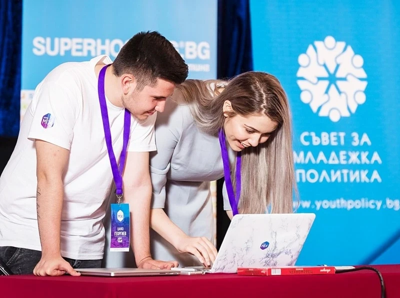 Сайт на Maroon 5 вкара наш ученик в три университета