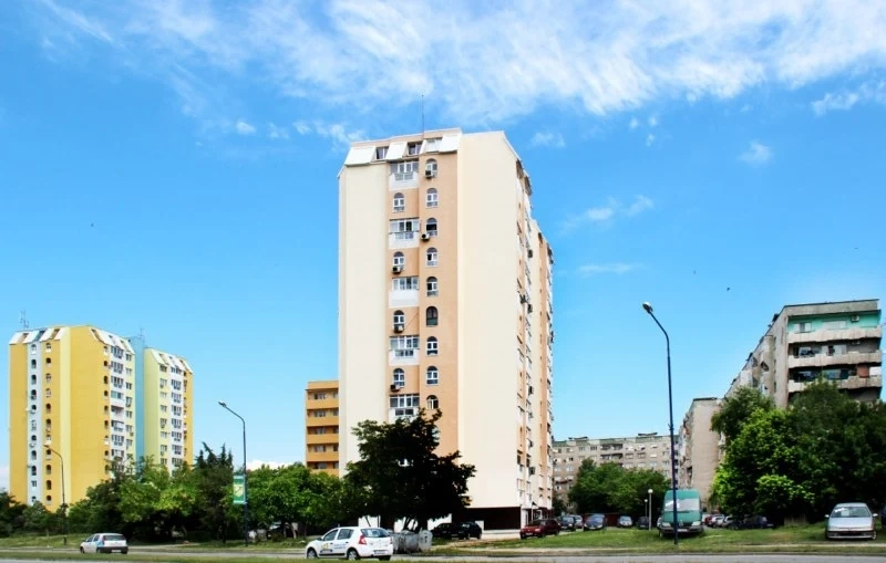 След безплатното саниране Живеещите на “Дунав 2” продължават с обновяването