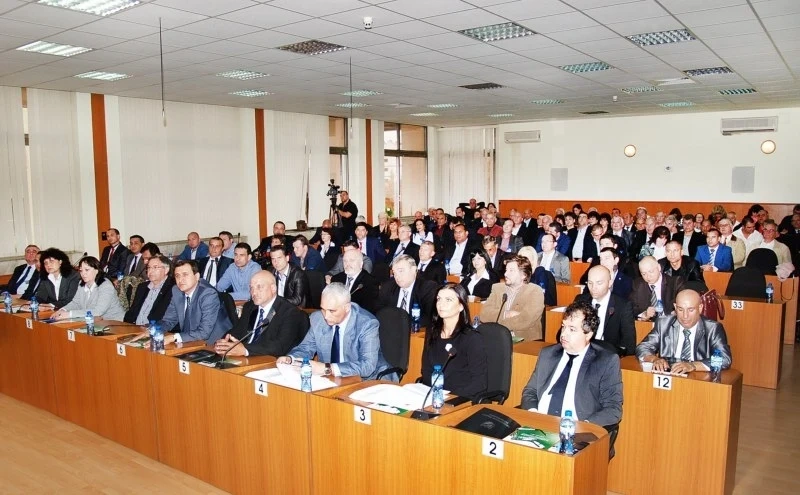 Реплики “Покай се” и “Сърдити старчета” в пленарната зала