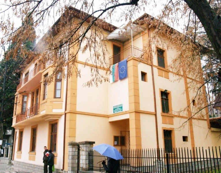 Запалиха личната и служебната кола на ловен надзирател