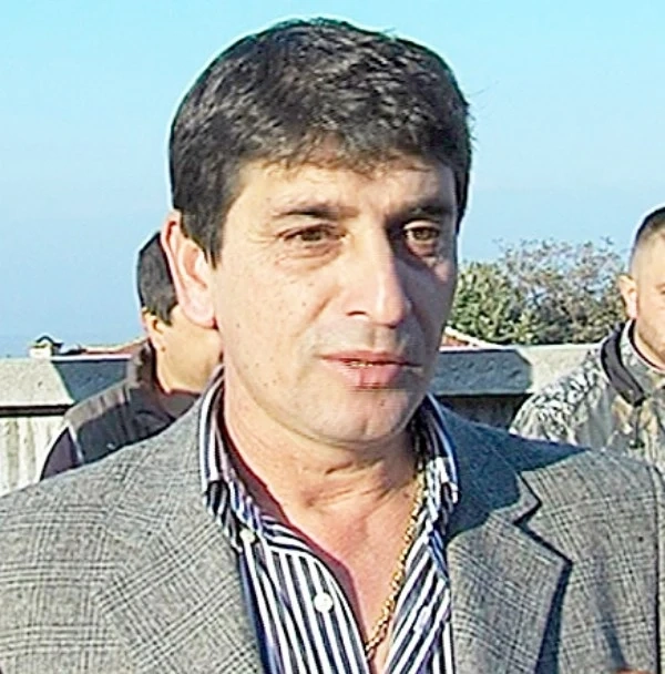 Испанци дойдоха и закопчаха кмет и родата му за сводничество