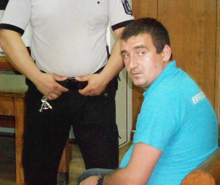 Двойният убиец ходил за риба след кървавата баня