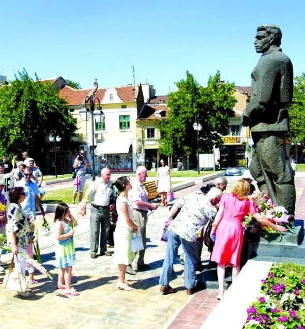 Цветя за Левски