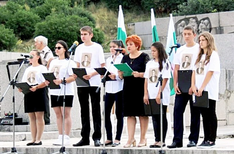 Жив си в нас, Апостоле