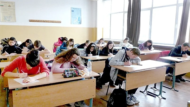 След третото класиране - 418 свободни места, закрити още четири паралелки