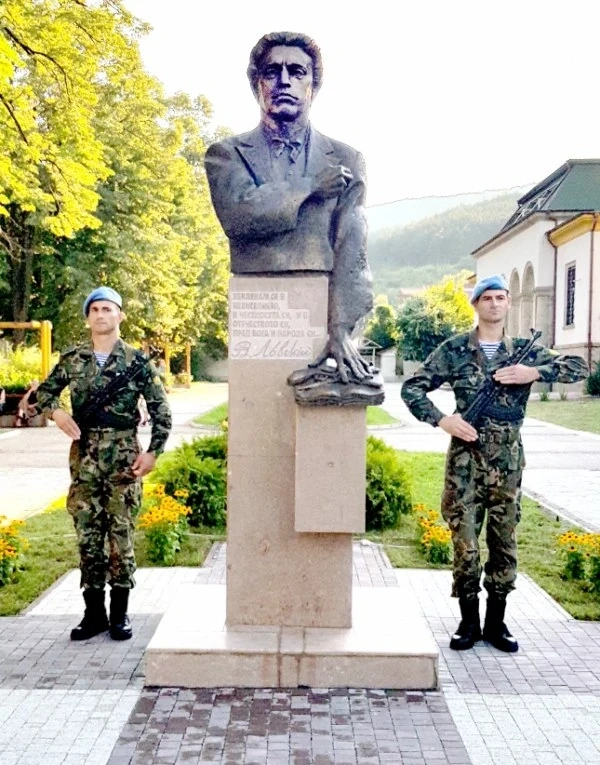 Левски ни гледа и ни напомня за България