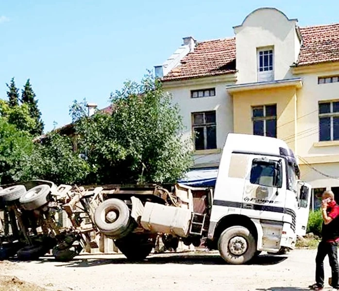 Ремарке на камион се обърна след авария