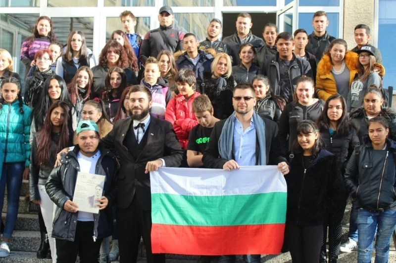 Ботев на гости на Химията послучай Деня на будителите, дванайсетокласник с грамота от Общобългарския комитет „Васил Левски“