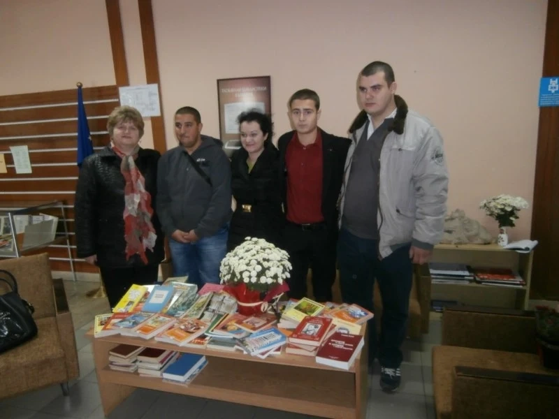 В Деня на будителите млади социалисти дариха книги