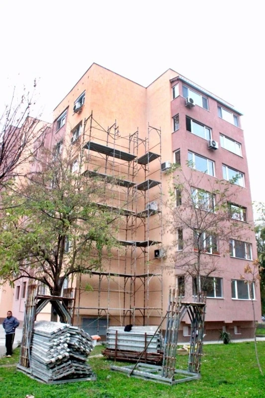 Започнаха спешен ремонт на открития от министърката саниран блок