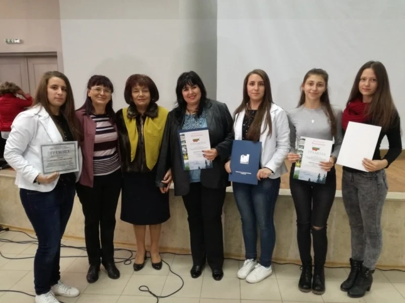 Ученици от МГ със специалната награда на Историческия факултет на СУ