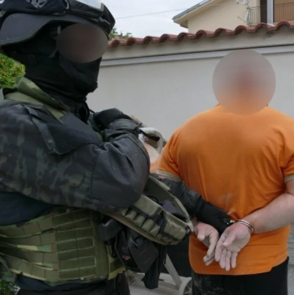 Не дават нашенец, уличен като част от бандата за фалшиви евро