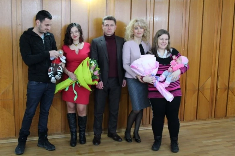 Медальони с герба на Панагюрище за първото бебе за 2018-а и последното за 2017-а